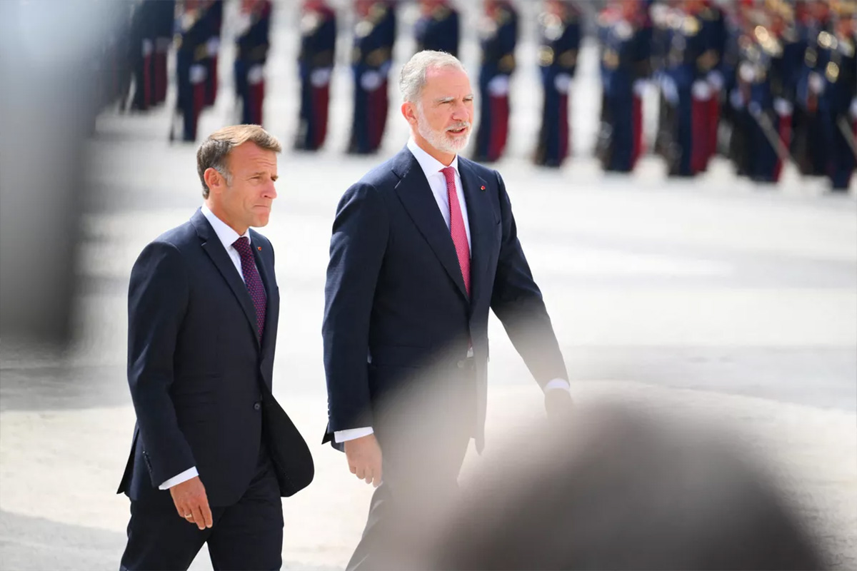 261001-brigitte-macron-letizia-08 | madameFIGARO.jp(フィガロジャポン) 王宮前の広場を並んで歩くマクロン大統領とフェリペ6世