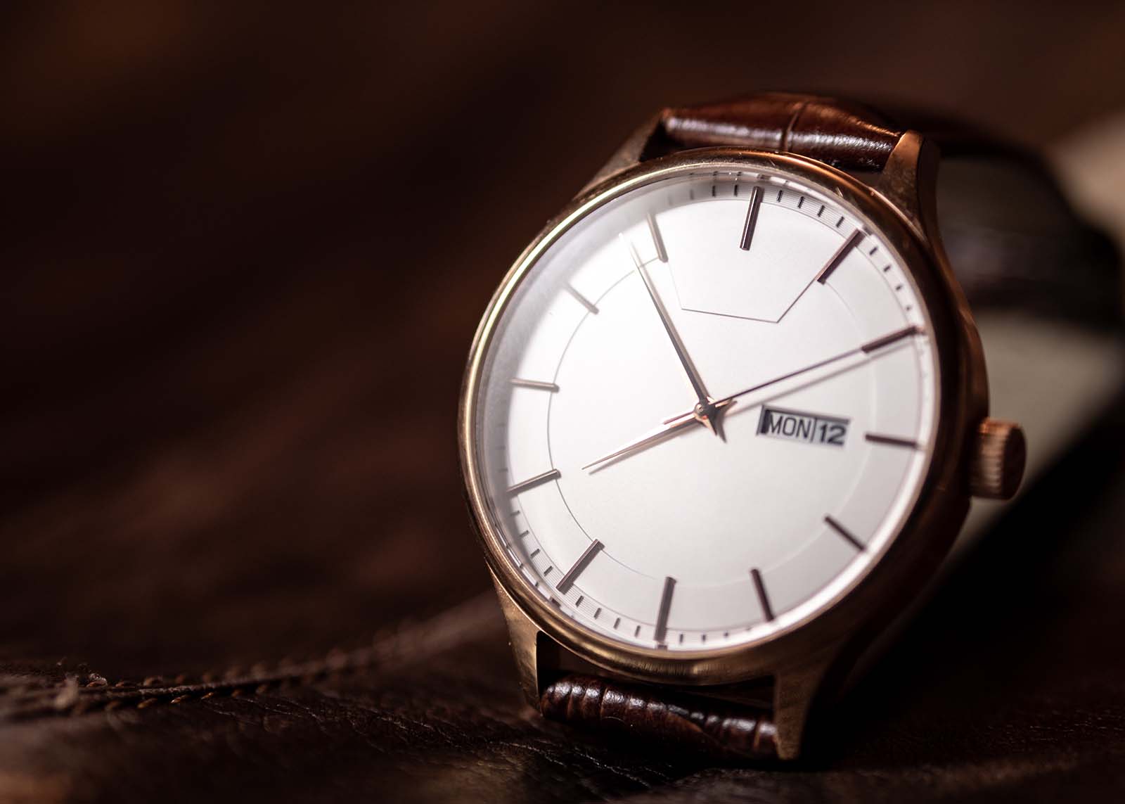 MacroWristwatchFaceWithLeather | madameFIGARO.jp(フィガロジャポン)