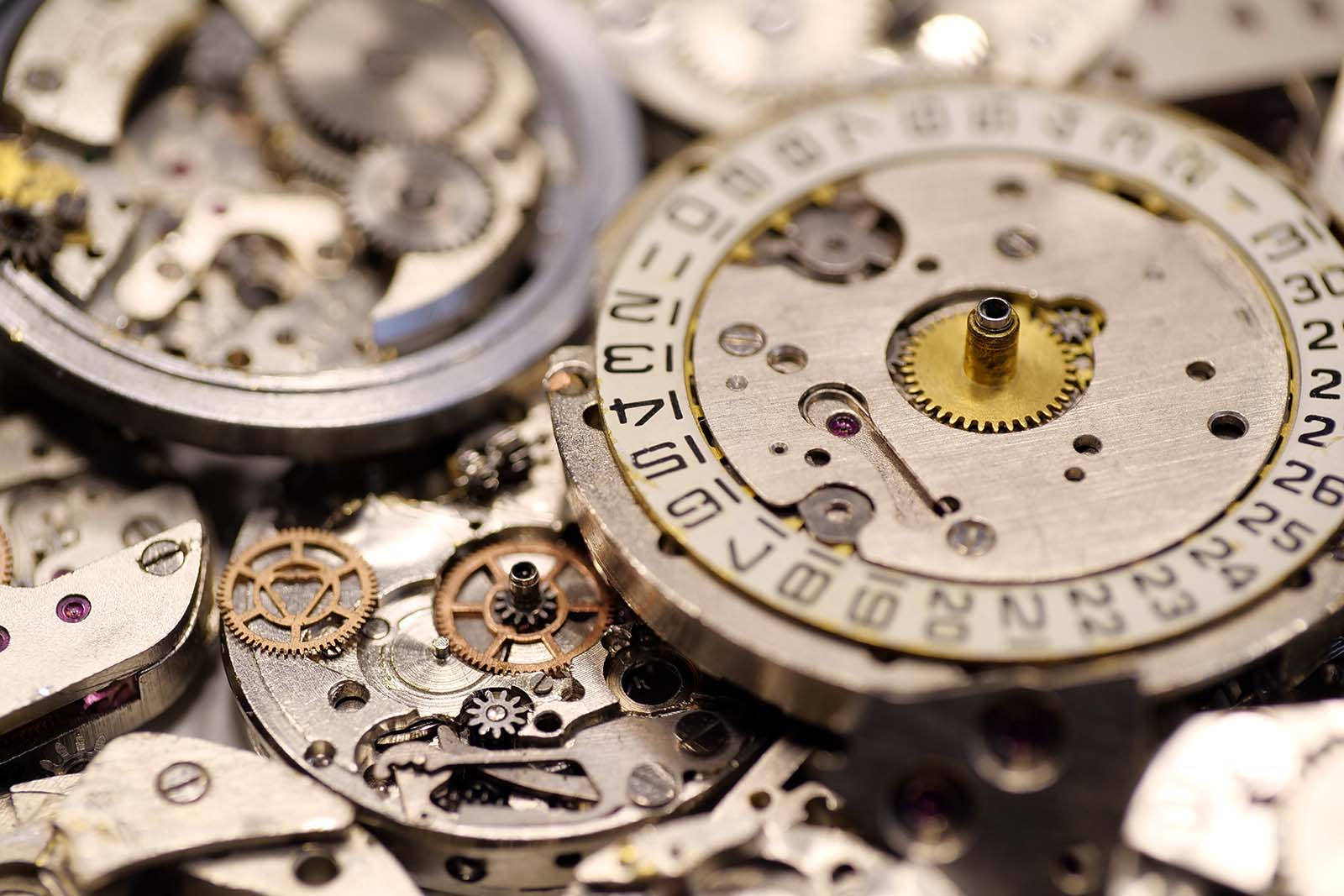 OldMechanicalWatchesWithGearsAndCogsWatchOrClock | madameFIGARO.jp(フィガロジャポン)