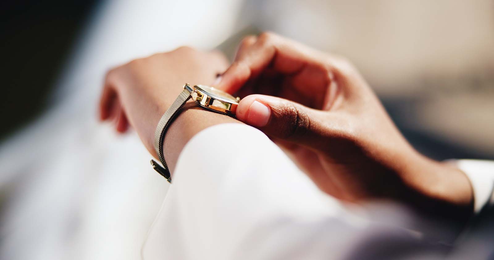 BusinessPersonHandsAndCheckingWatchWithTimeForDeadline | madameFIGARO.jp(フィガロジャポン)