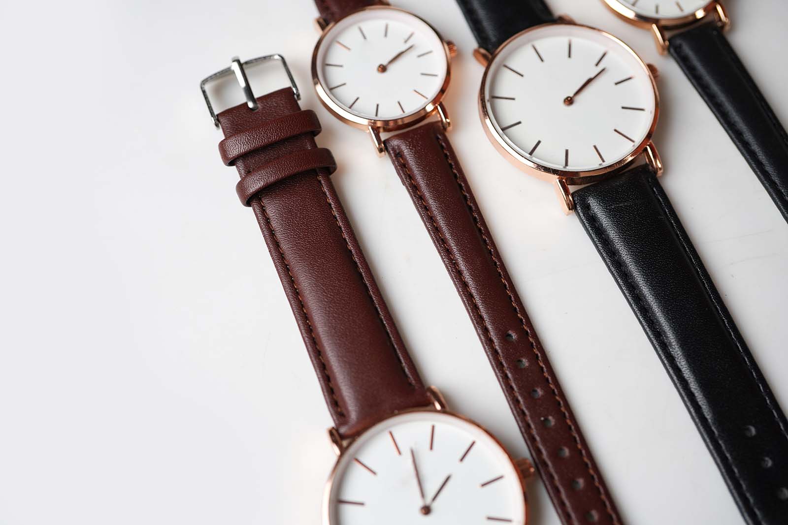 MinimalistLeatherStrapWatchesInBrownAndBlackFlatLay | madameFIGARO.jp(フィガロジャポン)