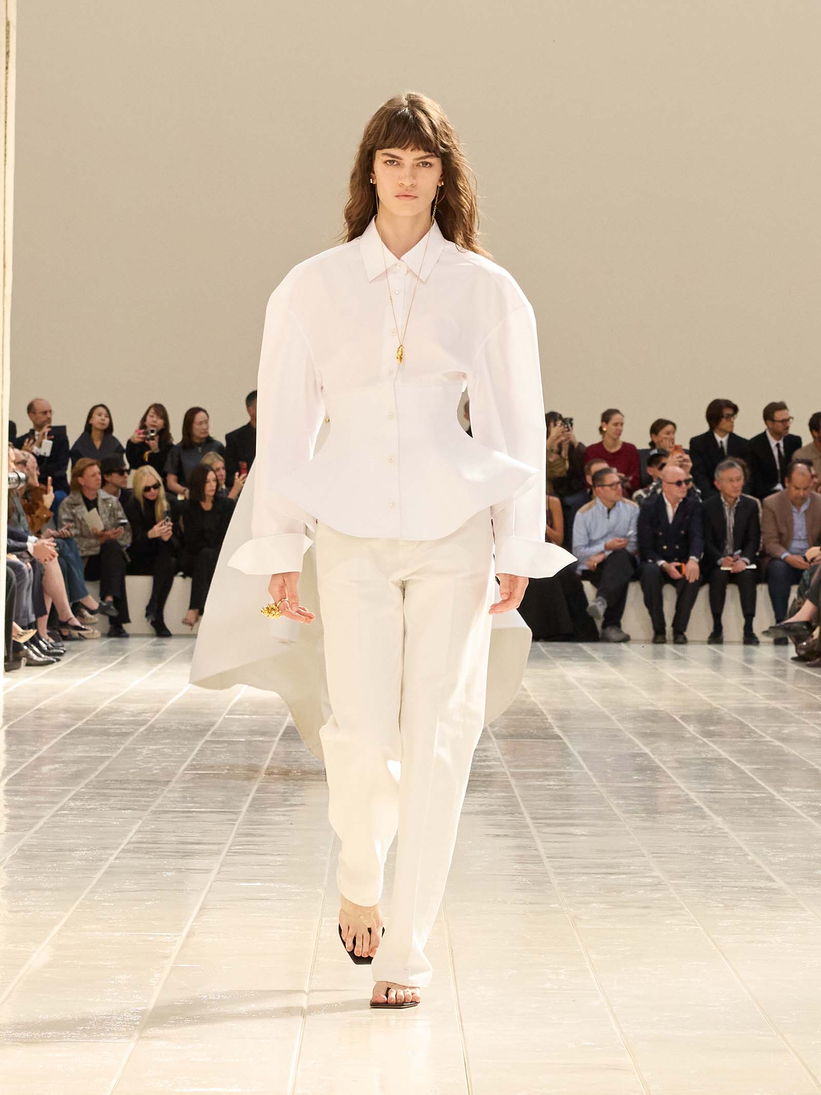261007-balenciaga-01 | madameFIGARO.jp(フィガロジャポン)