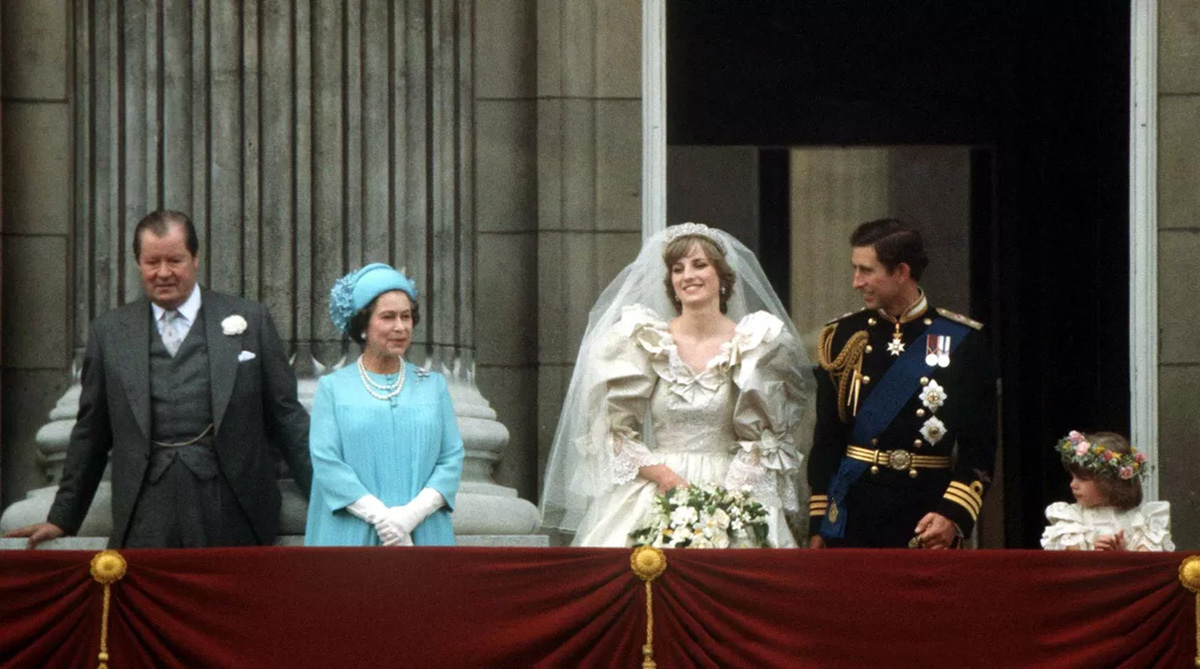 261007-charles-spencer-02 | madameFIGARO.jp(フィガロジャポン) 1981年の結婚式の日、バルコニーに並ぶウエディングドレス姿のダイアナ妃、チャールズ皇太子(当時)、エリザベス女王、スペンサー伯爵