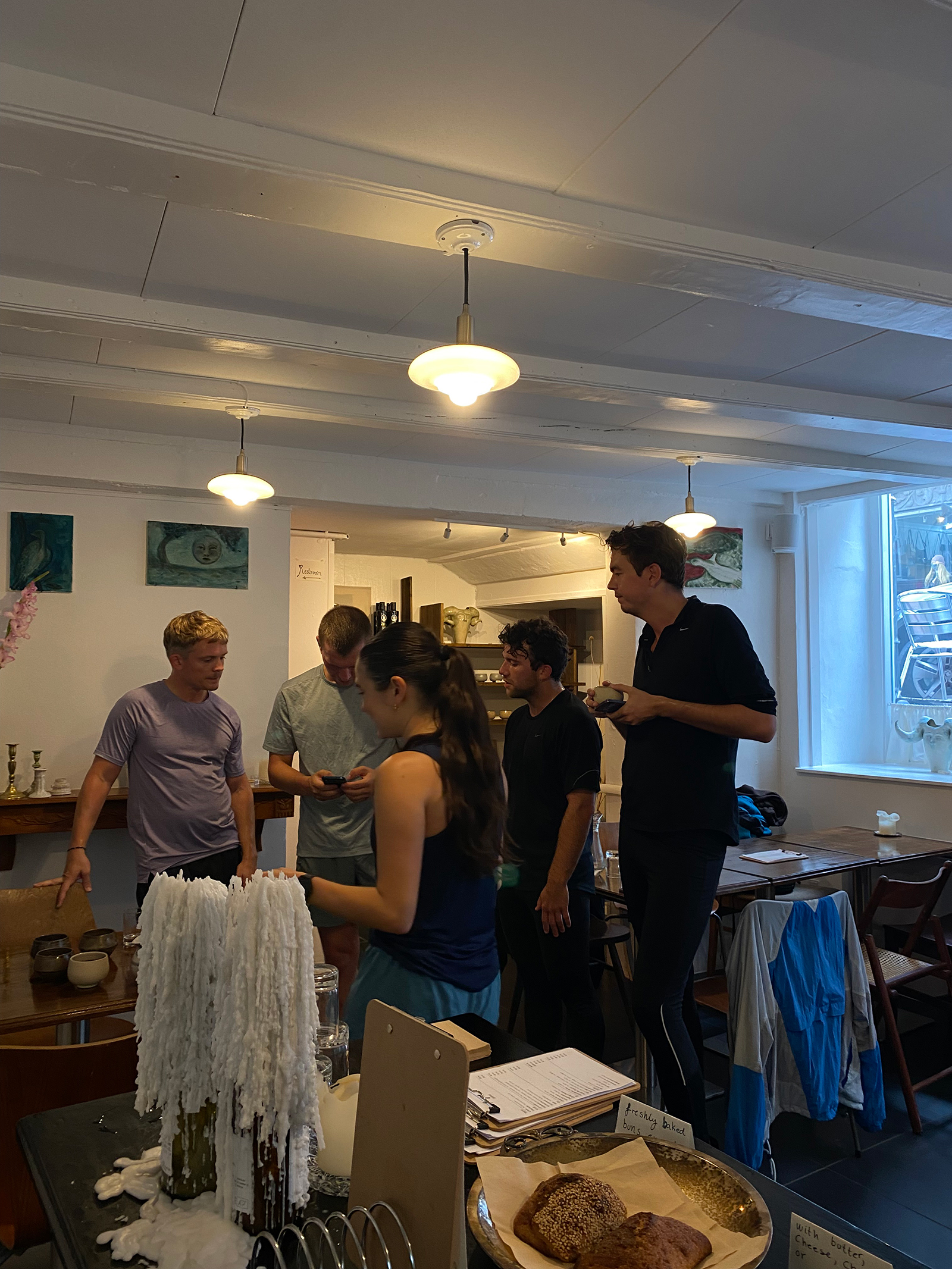261008-copenhagen-magna-wine-bar-6 | madameFIGARO.jp(フィガロジャポン) 5km走ったあと、店でコーヒーと朝食を楽しむラン・クラブの参加者
