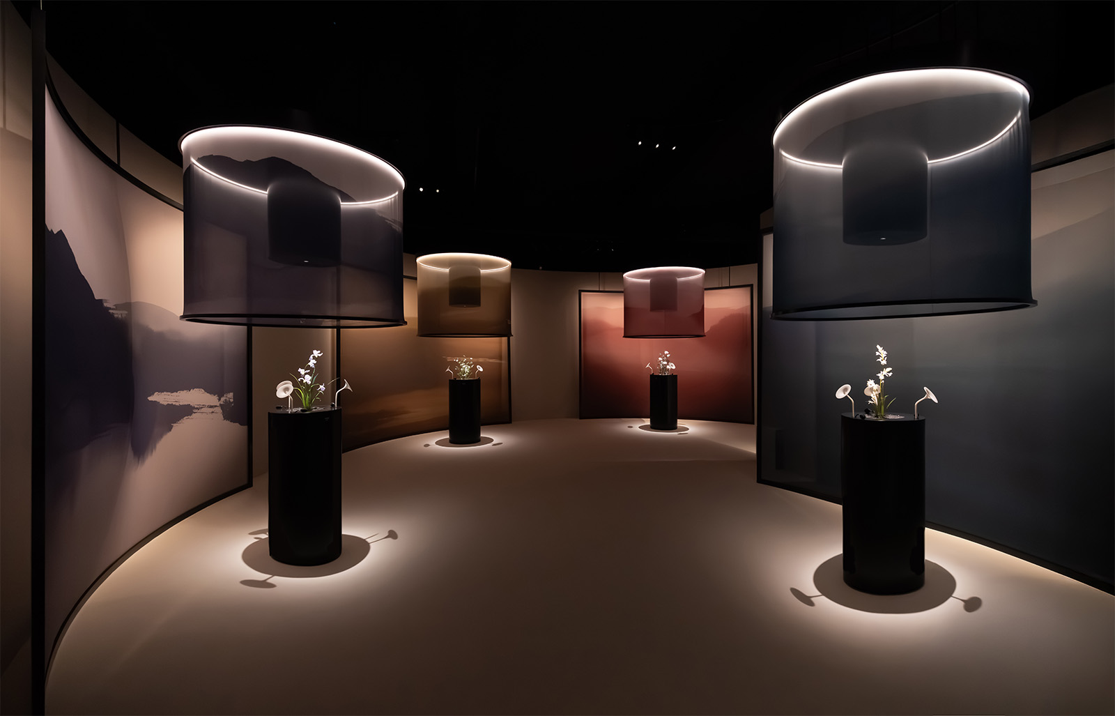 261020-chanel-grand-parfumeur-04 | madameFIGARO.jp(フィガロジャポン) グラースの花の香料を紹介する展示室。円形の照明の下、台座ごとに花が飾られている