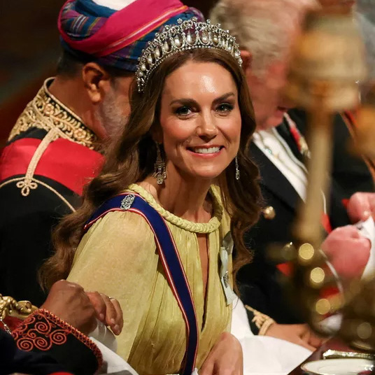 ウィンザー城の晩餐会に登場したキャサリン皇太子妃、エリー サーブのドレスで見せた圧巻の気品。
