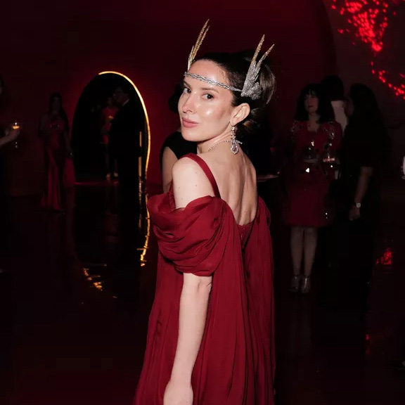 翼に2500個のダイヤモンド！ ローズベリー伯爵夫人が身に着けたカルティエのティアラ「ヴァルキリー」が話題に。