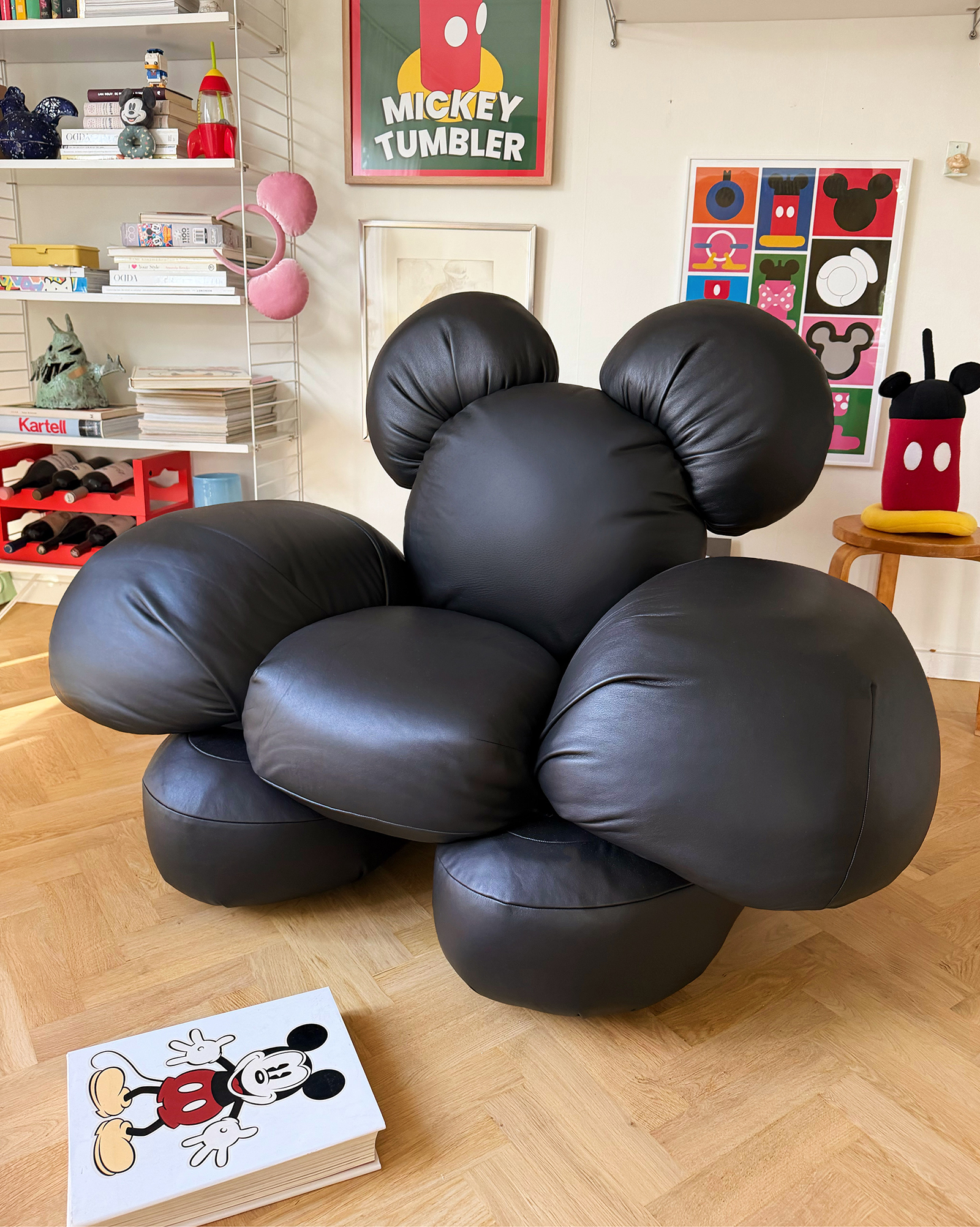 ぷっくりとしたクッションを重ねた、ミッキーのシルエットのブラックのラウンジチェア