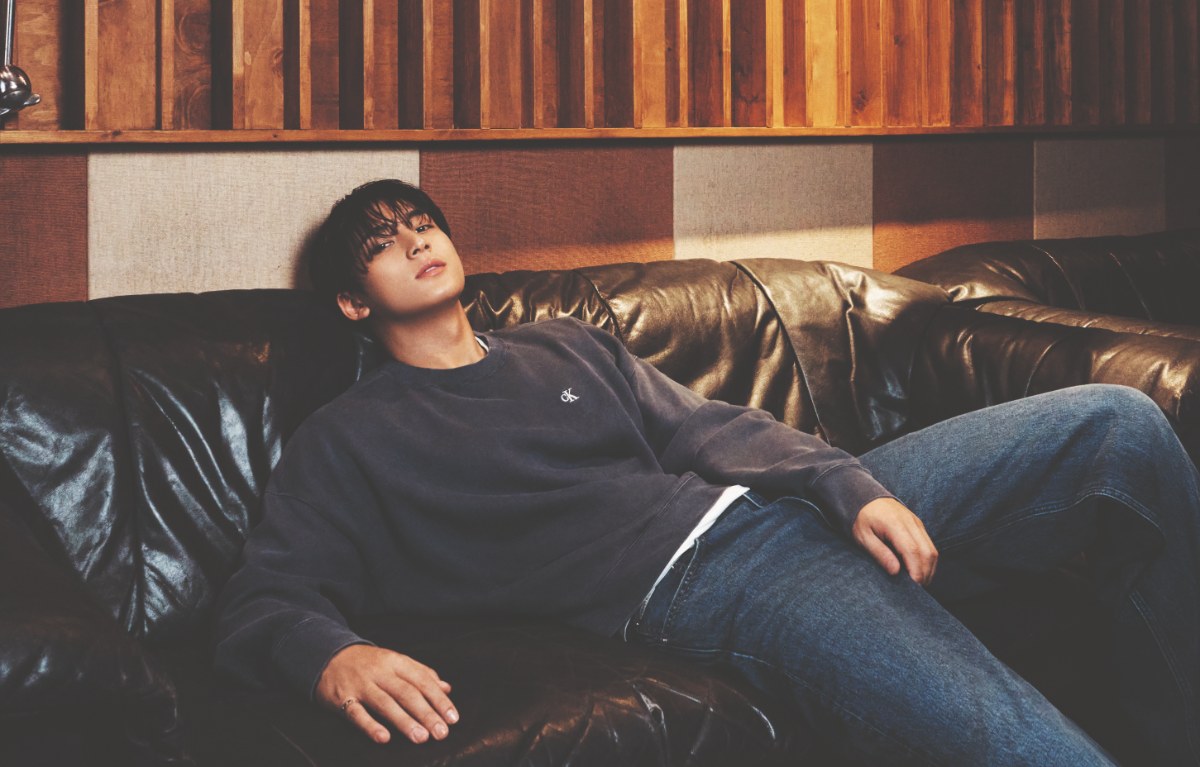 FA26_APAC_MINGYU_CKJ_BOXY_CREWNECK | madameFIGARO.jp(フィガロジャポン)