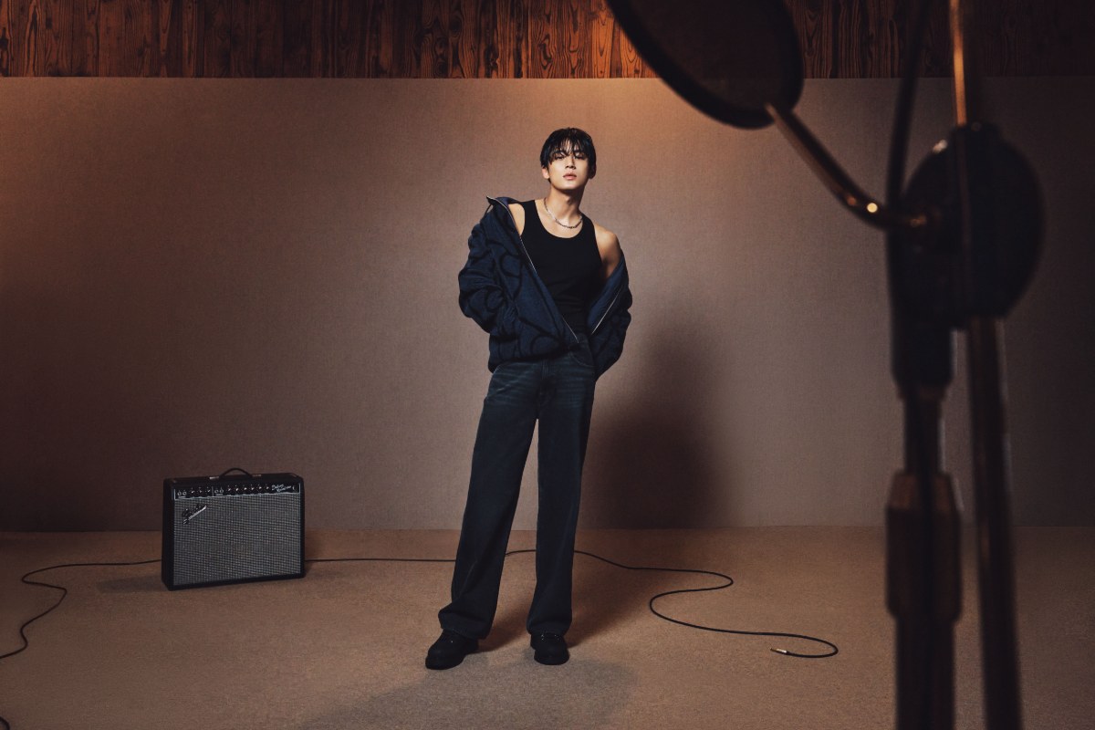 FA26_APAC_MINGYU_CKJ_EMBLEM_SHERPA_1 | madameFIGARO.jp(フィガロジャポン)