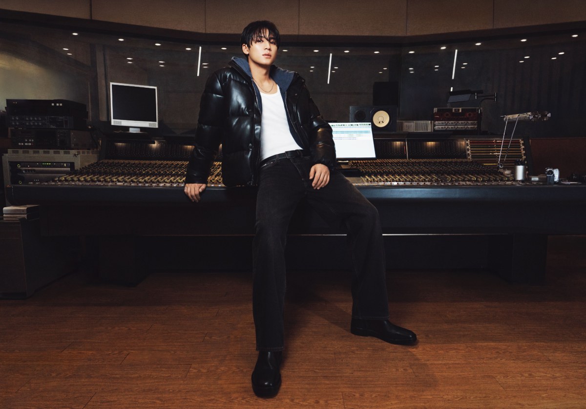 FA26_APAC_MINGYU_CKJ_FAUX_LEATHER_PUFFER_JKT_1 | madameFIGARO.jp(フィガロジャポン)
