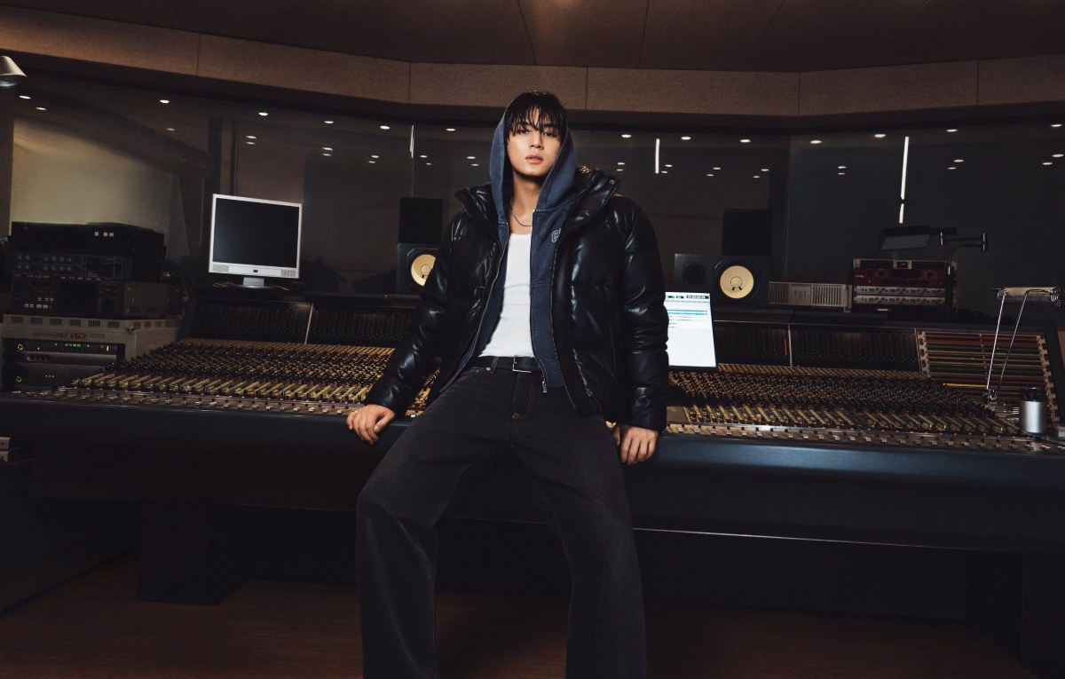 FA26_APAC_MINGYU_CKJ_FAUX_LEATHER_PUFFER_JKT_2 | madameFIGARO.jp(フィガロジャポン)