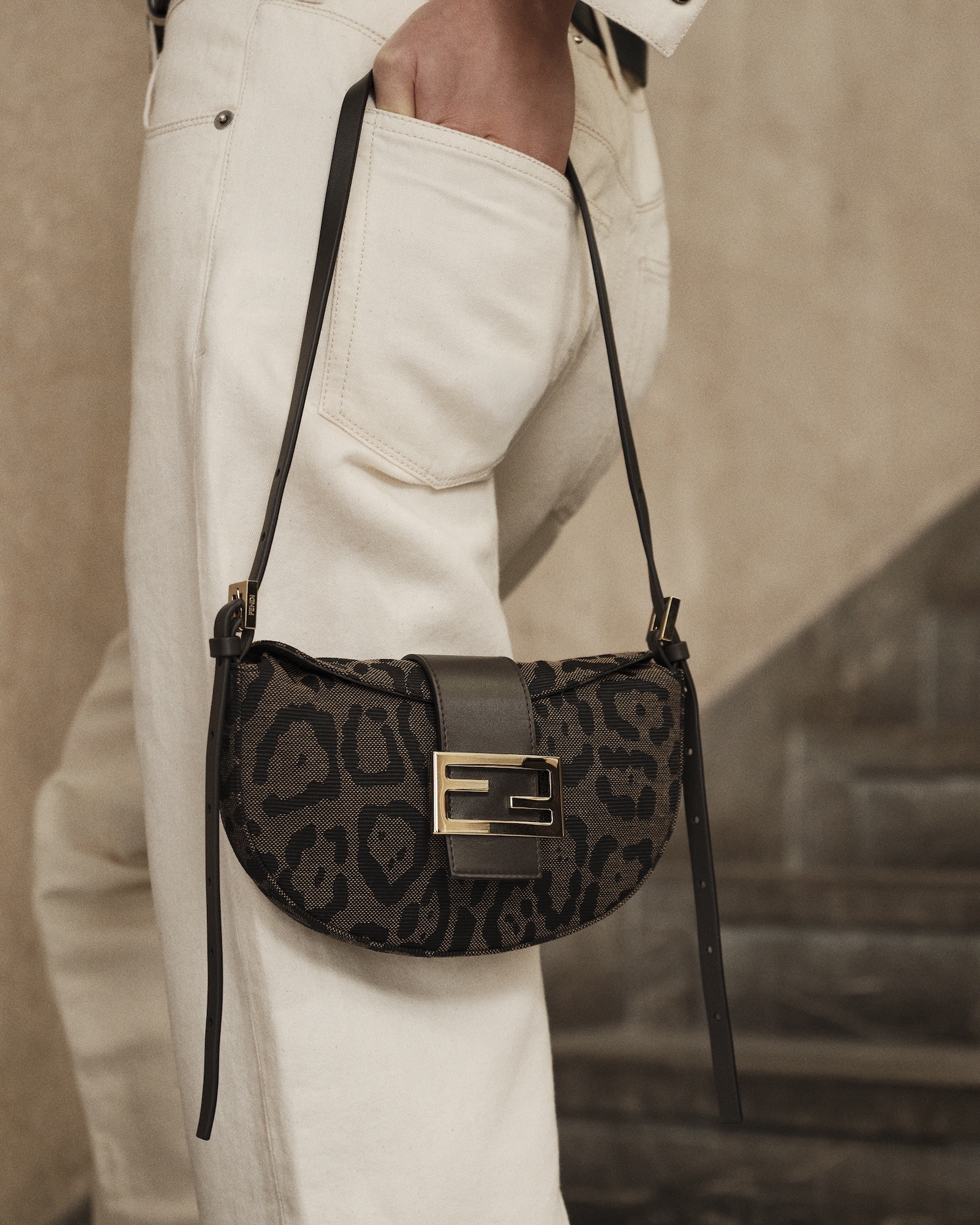 FENDI Croissant Bag_4x5_01 | madameFIGARO.jp(フィガロジャポン)