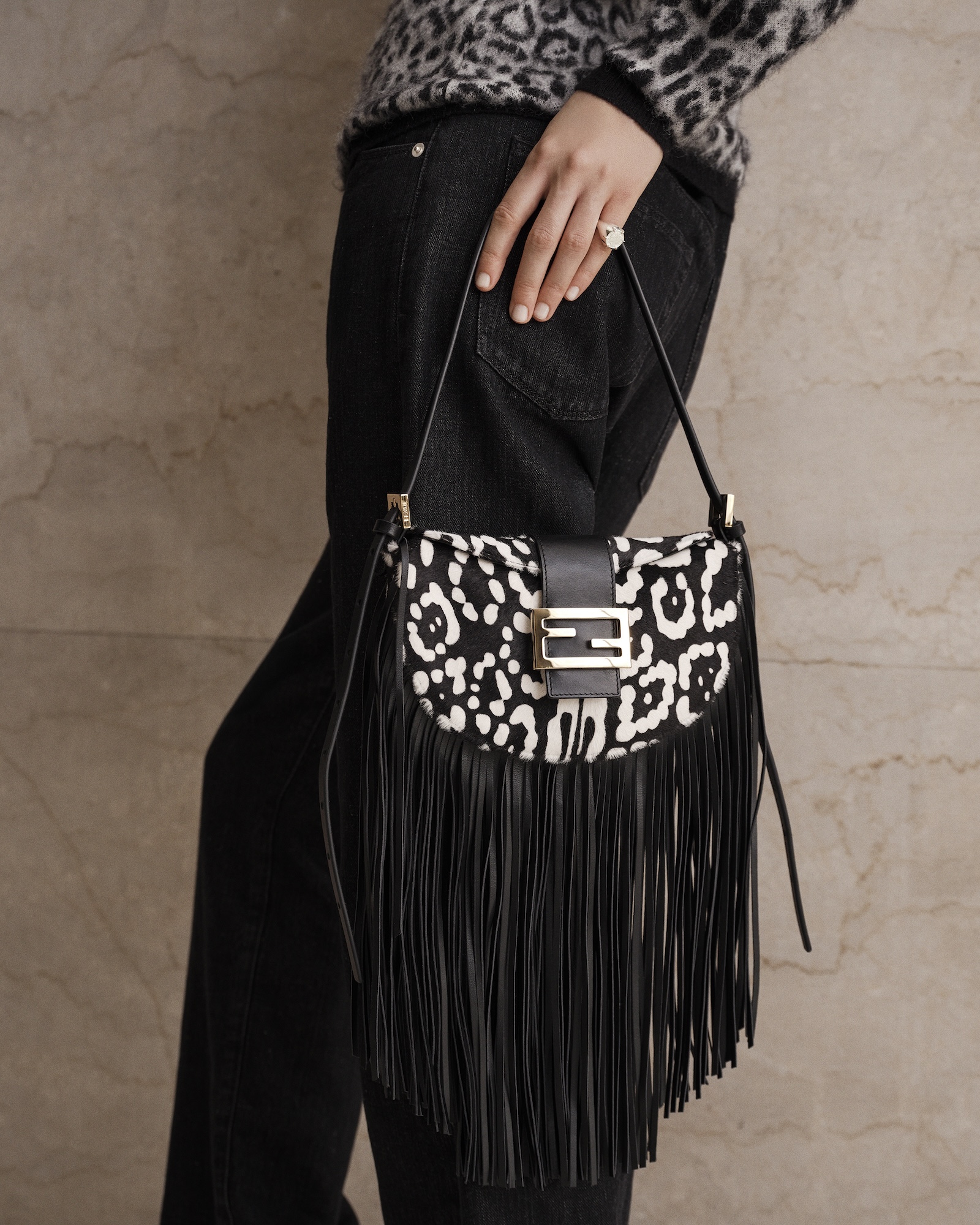 FENDI Croissant Bag_4x5_04 | madameFIGARO.jp(フィガロジャポン)