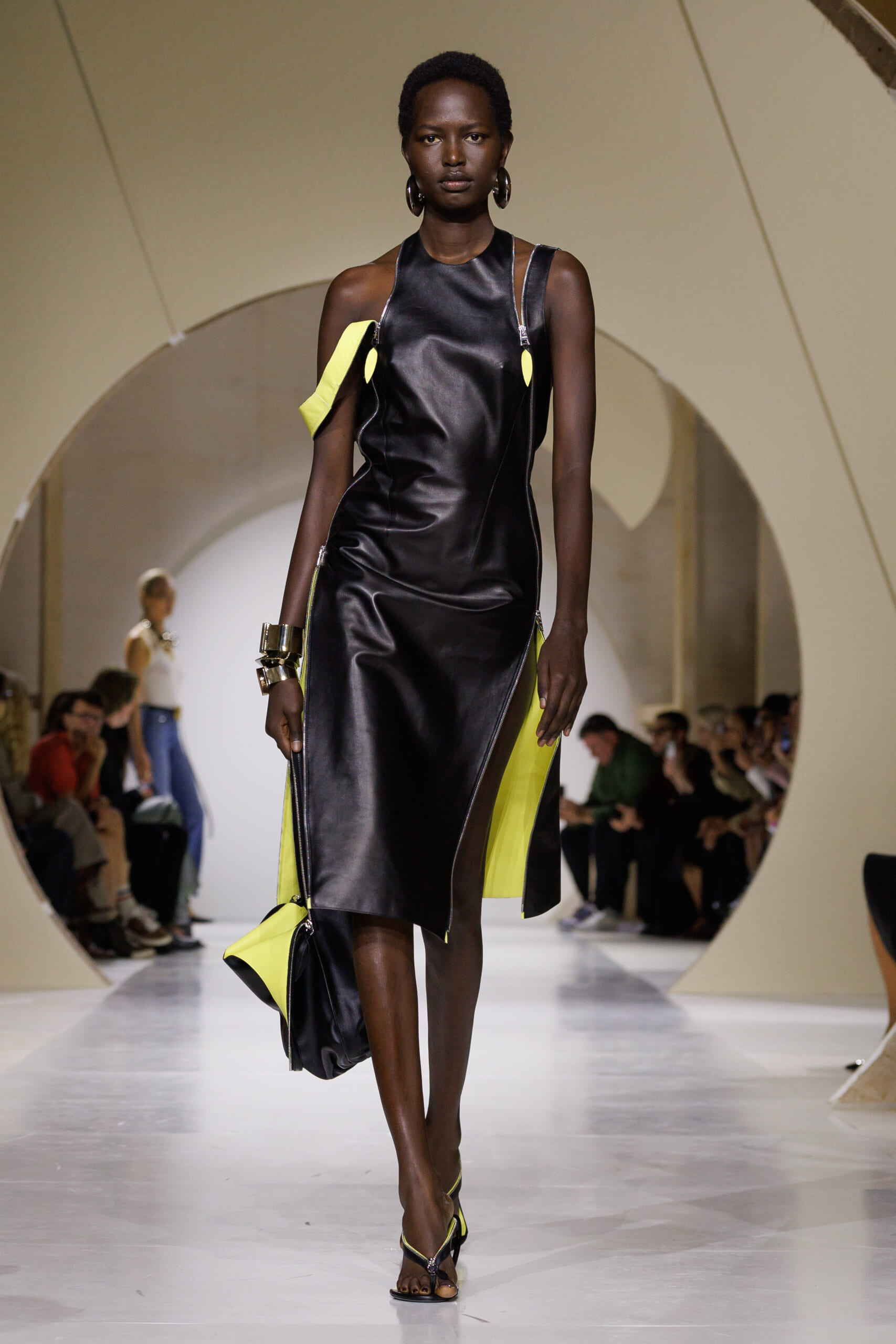 GIVENCHY_SS27_WOMEN_SHOW_LOOK_01 | madameFIGARO.jp(フィガロジャポン)
