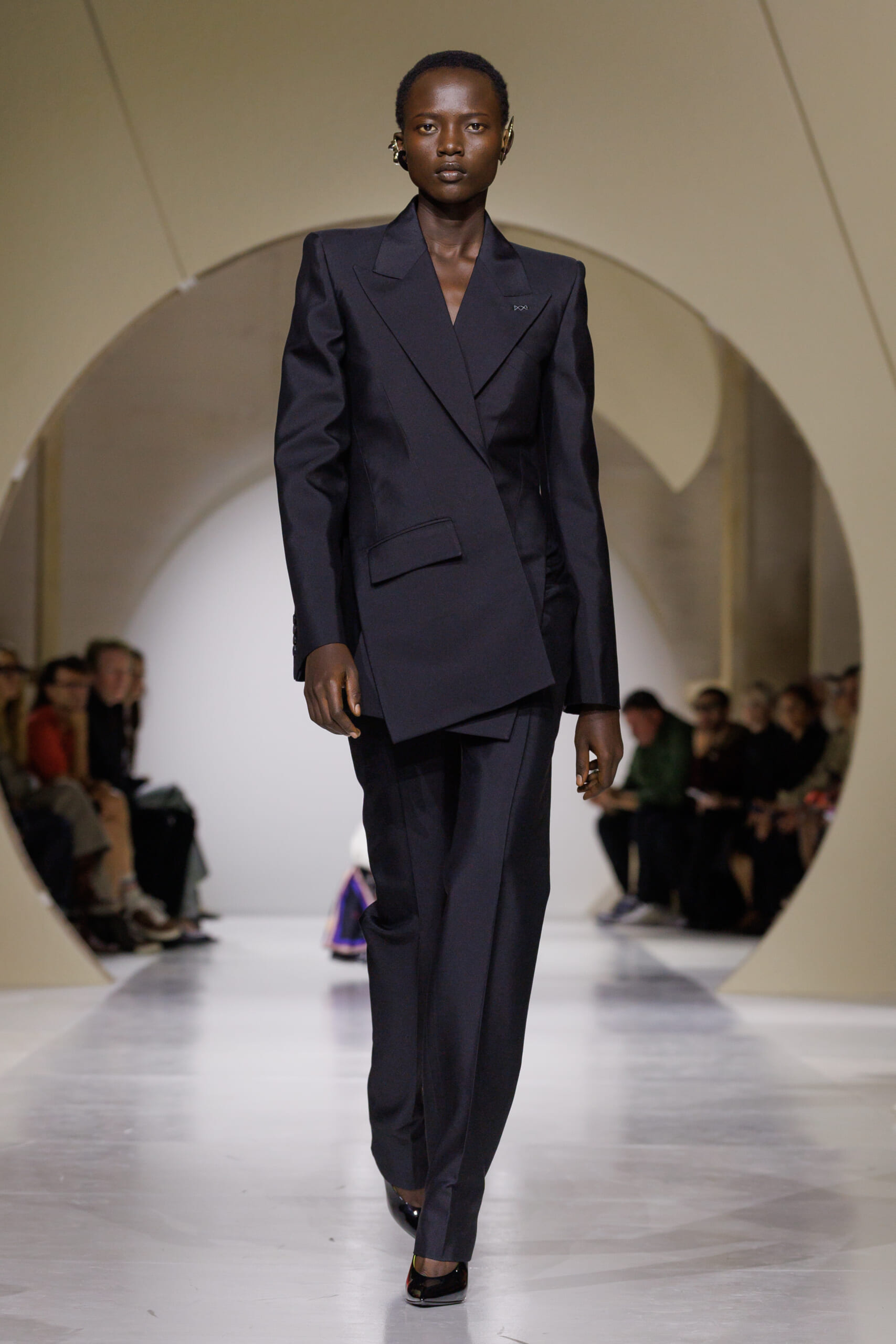 GIVENCHY_SS27_WOMEN_SHOW_LOOK_03 | madameFIGARO.jp(フィガロジャポン)