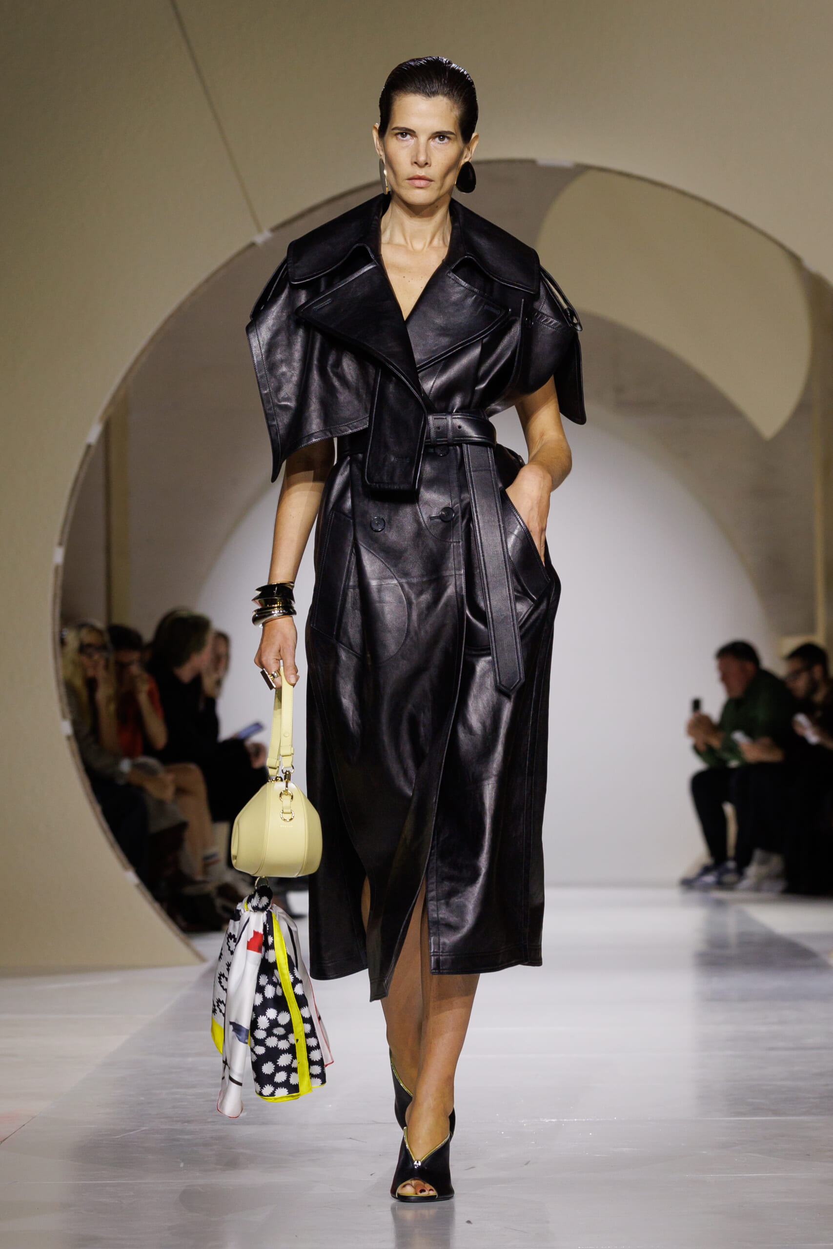 GIVENCHY_SS27_WOMEN_SHOW_LOOK_14 | madameFIGARO.jp(フィガロジャポン)