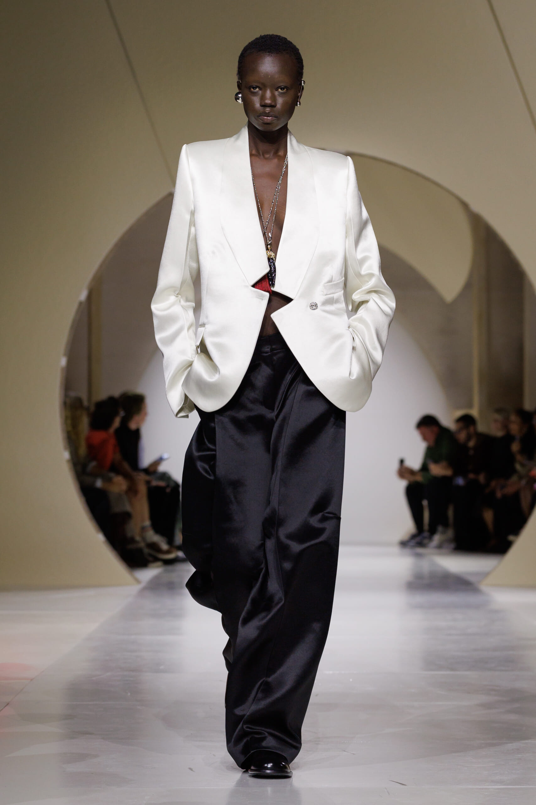GIVENCHY_SS27_WOMEN_SHOW_LOOK_23 | madameFIGARO.jp(フィガロジャポン)