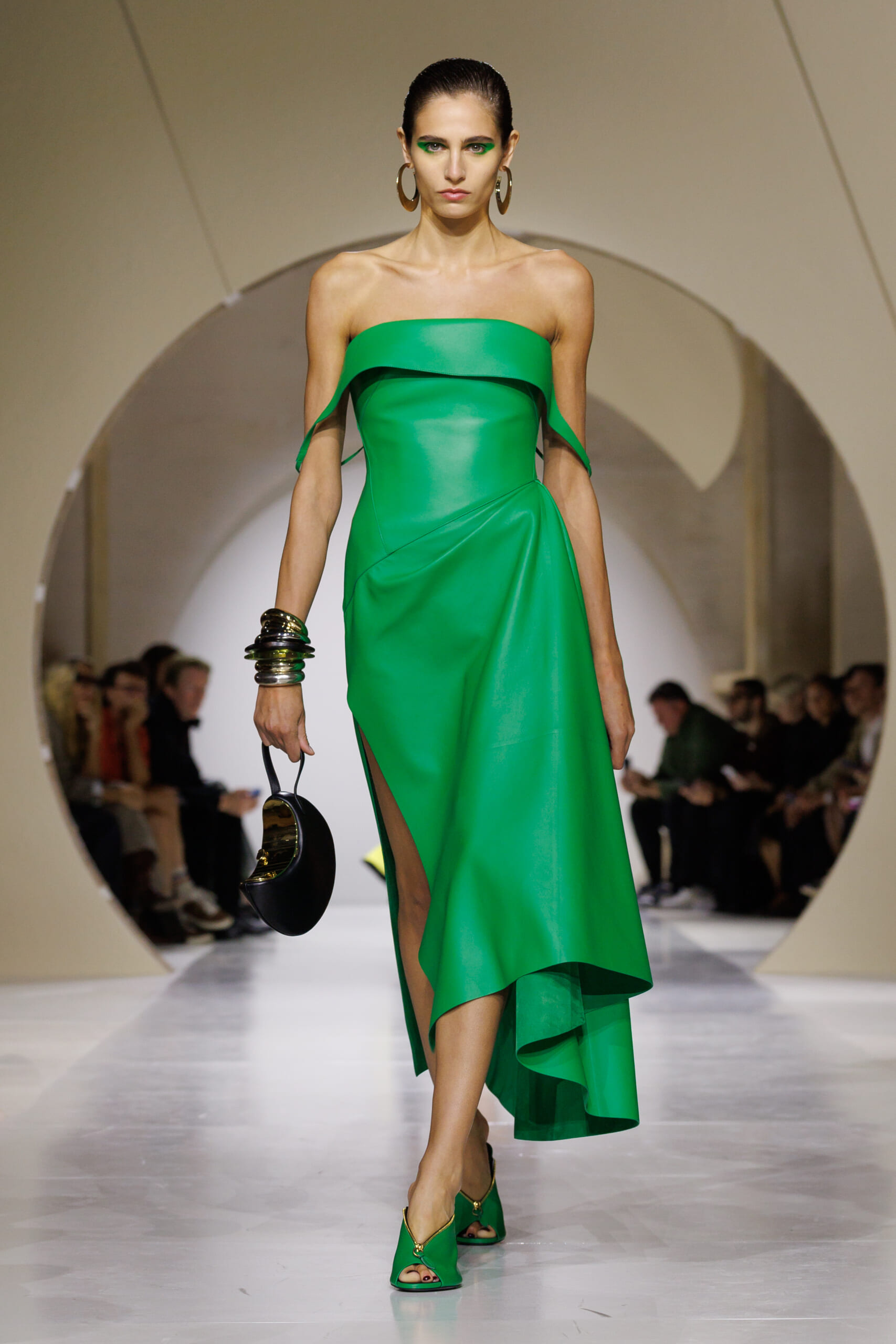 GIVENCHY_SS27_WOMEN_SHOW_LOOK_28 | madameFIGARO.jp(フィガロジャポン)