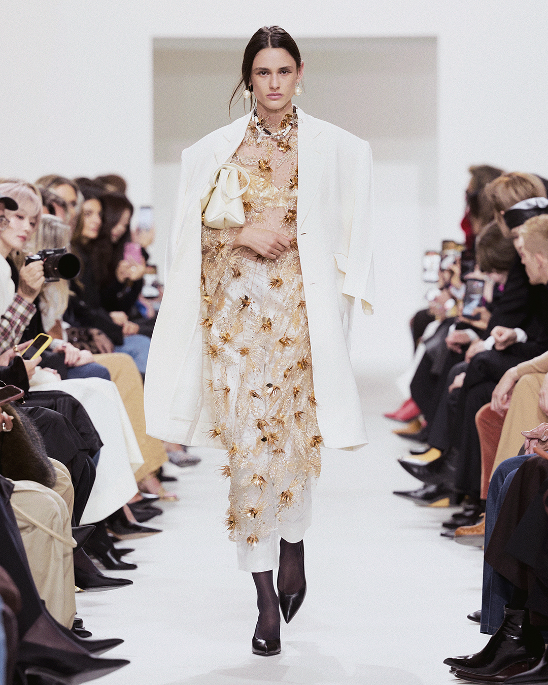 LOOK19 | madameFIGARO.jp(フィガロジャポン)