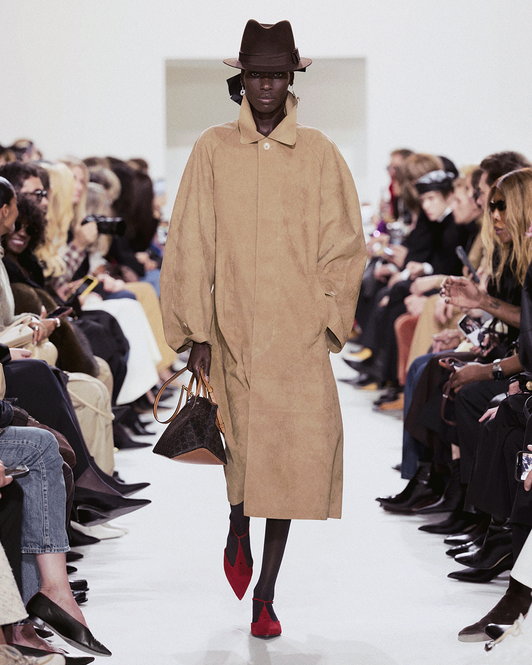 LOOK20 | madameFIGARO.jp(フィガロジャポン)
