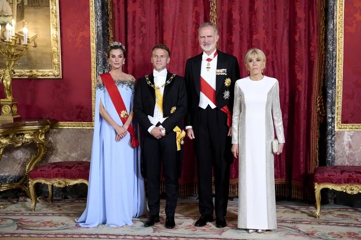 brigitte-macron-et-sa-longue-robe-etincelante-font-sensation-au-palais-royal-de-madrid02 | madameFIGARO.jp(フィガロジャポン)