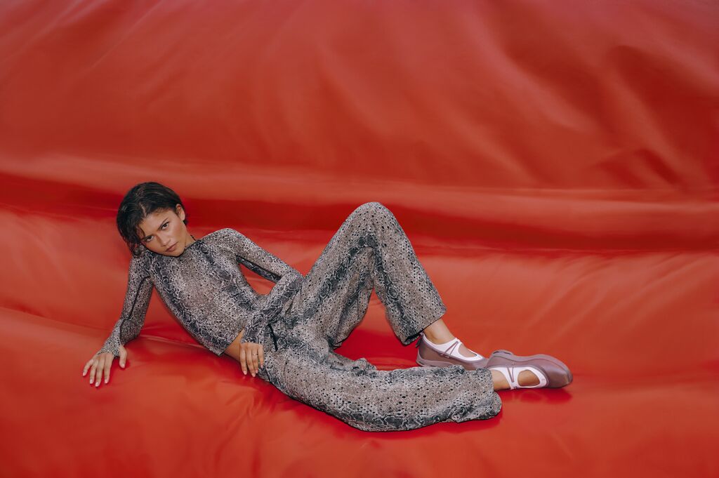 fw26-zendaya_brand_build-pad-head_to_toe_still-srgb-12 | madameFIGARO.jp(フィガロジャポン)