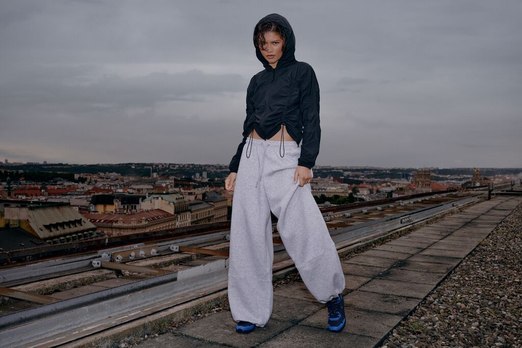 fw26-zendaya_brand_build-pad-head_to_toe_still-srgb-16 | madameFIGARO.jp(フィガロジャポン)