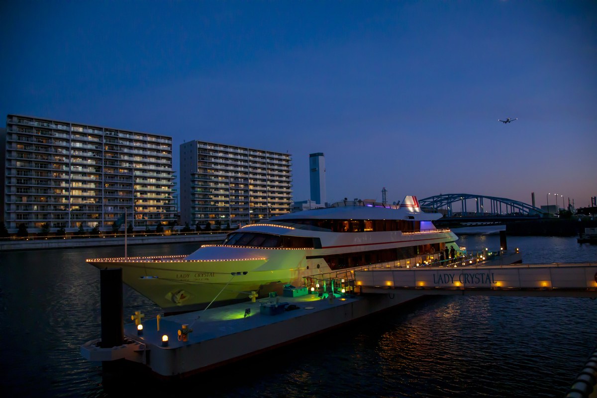 夕暮れの桟橋で出航を待つレディ クリスタル。