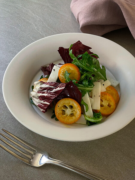 気を巡らせむくみを解消する、金柑とウドのサラダ。