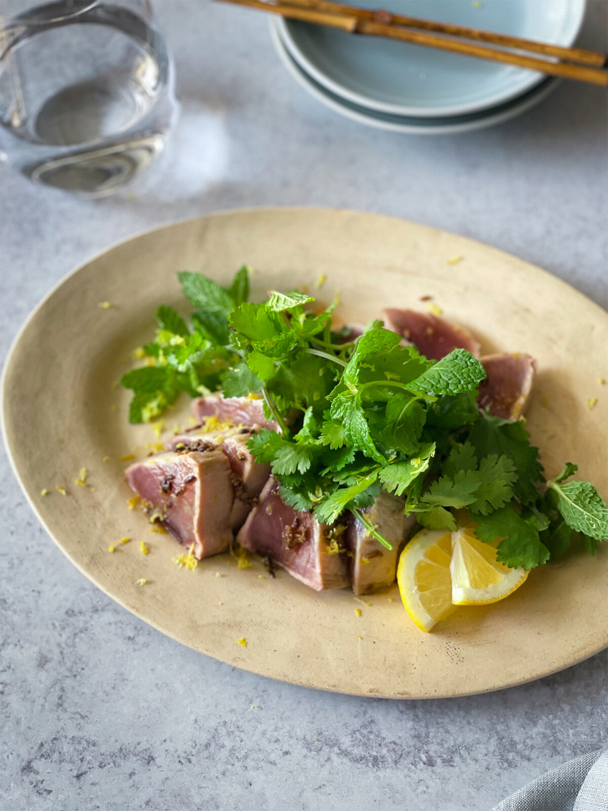 パクチーとミントをたっぷり使って胃腸をケアする、カツオのたたき