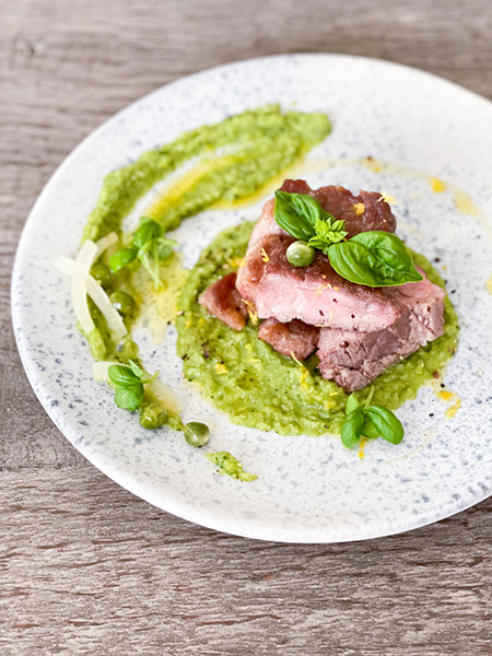 梅雨入り前のむくみ対策に、ポークソテー バジルピースソース。