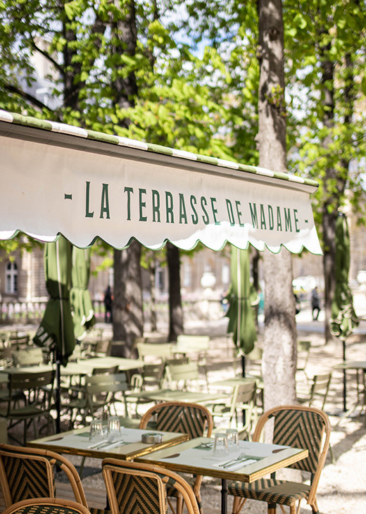 リュクサンブール公園内、緑の中でランチ？ お茶にする？ | Paris City