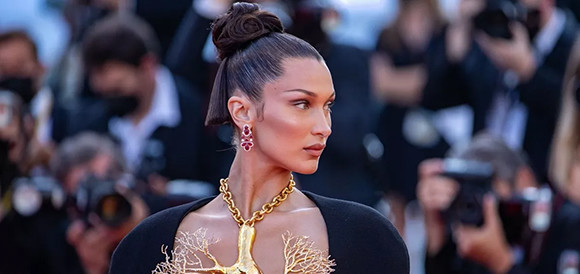 「世界で最も美しい女性」ベラ・ハディッドの顔になるためのメイク術。