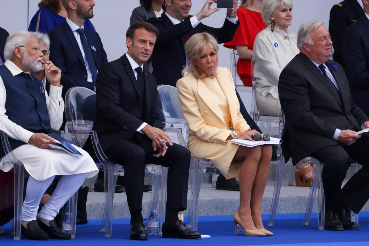 年の差カップル、マクロン大統領夫妻が見せるキスの意味。