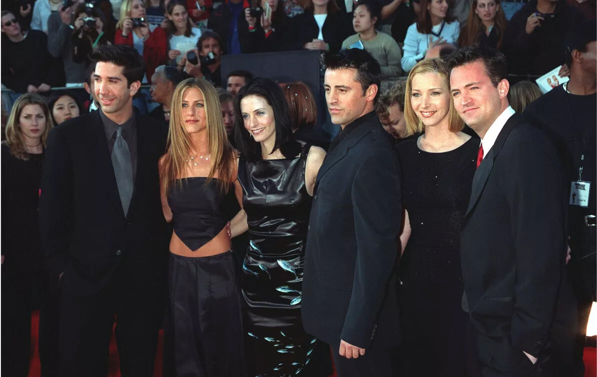 「フレンズ」共演俳優、マシュー・ペリーの死を悼み共同で声明を発表。