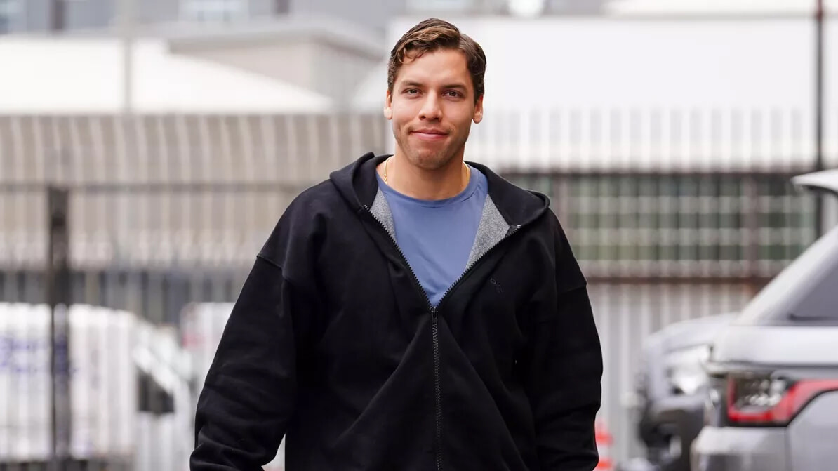 シュワちゃんの非嫡出子、父そっくりに成長しボディビルダーになっていた。