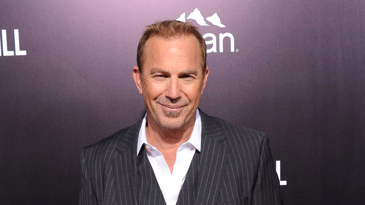 ケビン・コスナー、泥沼離婚を乗り越え10代の子どもたちとレストランに！