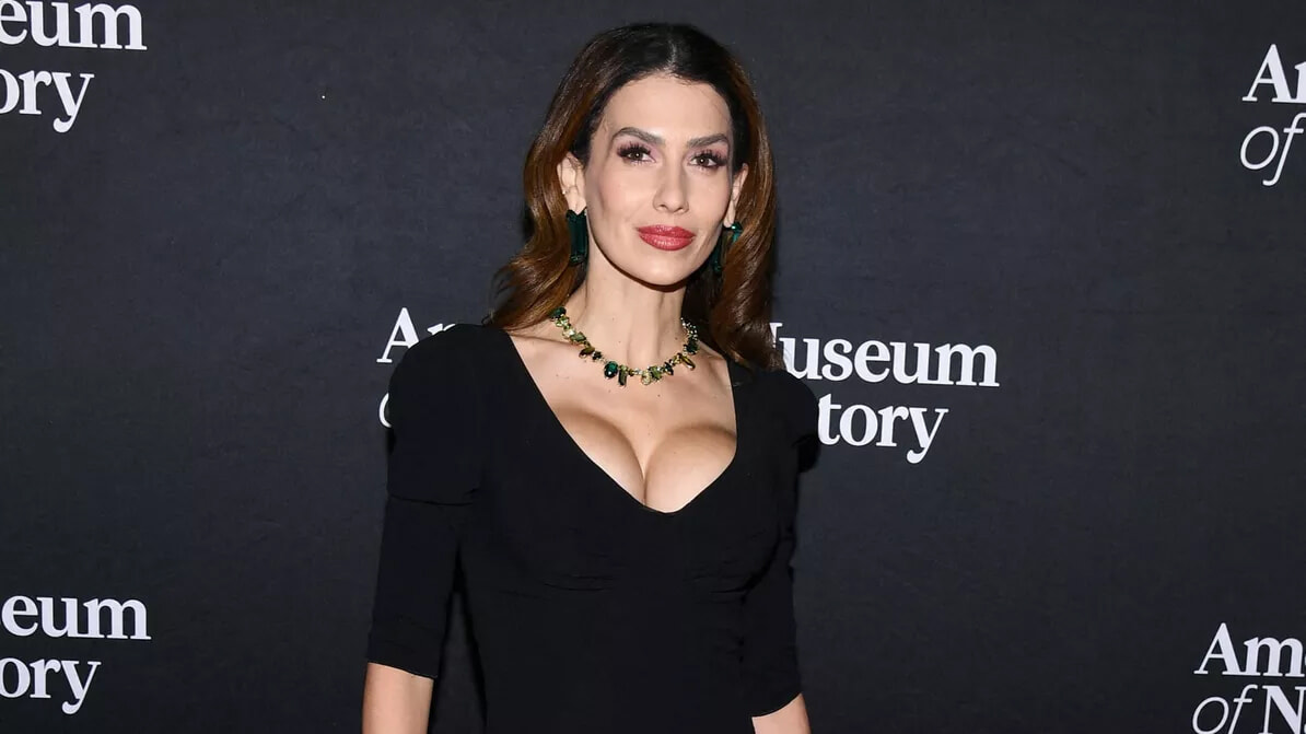 ヒラリア・ボールドウィン、7回の出産後に豊胸手術を受けたことを明かす