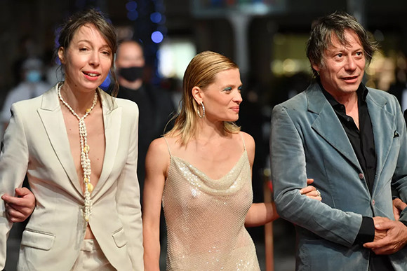 禁断のグラマラス！カンヌを飾ったシースルードレス。