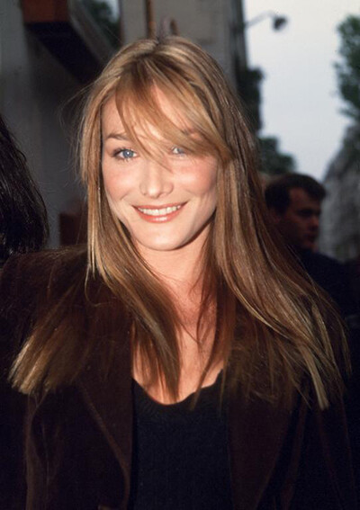 三つ編みから夜会巻きまで...カーラ・ブルーニの髪型変遷。