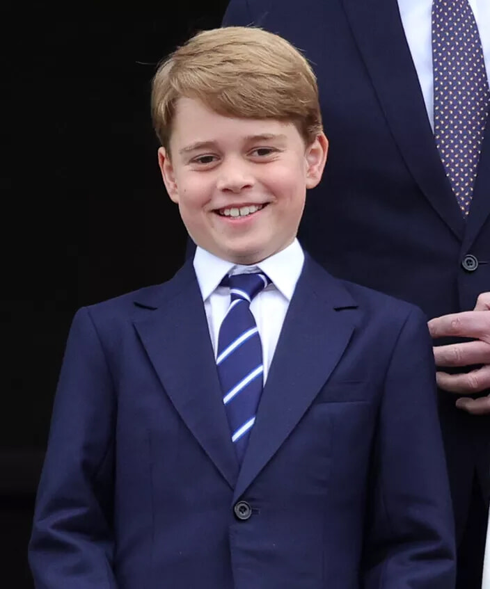 10歳のジョージ王子、ぐっと大人びた誕生日ポートレートが公開に