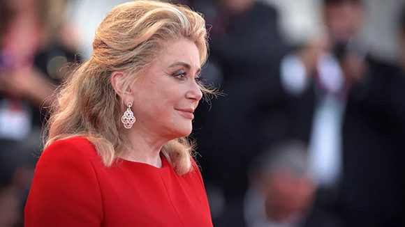 カトリーヌ・ドヌーヴ、ヴェネツィア映画祭でタトゥーがチラリ