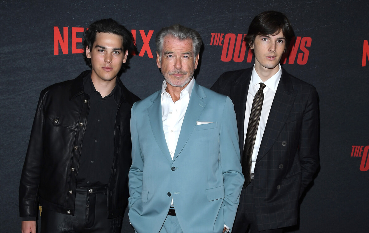 ピアース・ブロスナン、若き日の自分にそっくりなふたりの息子に囲まれてレッドカーペットへ！