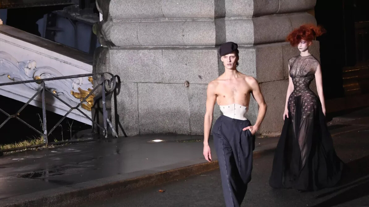 「ジョン・ガリアーノの最高傑作」メゾン マルジェラのファッションショーが話題に。