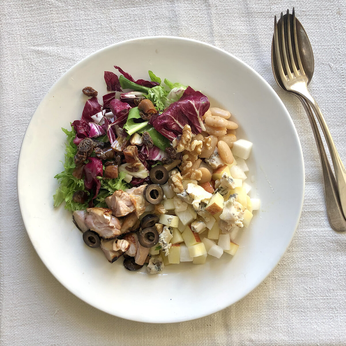 りんごとブルーチーズの入ったチョップドサラダ。