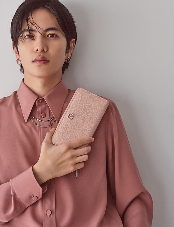 達*8様 GUCCI インターロッキング　フープピアス　志尊淳　佐藤健着用 志尊淳とグッチ、幸運のレザーグッズ。 | madameFIGARO.jp（フィガロ
