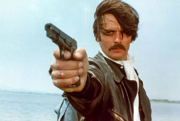 アラン・ドロン、88歳で生涯を閉じる。伝記で振り返る恋と友情、数々の名シーン。