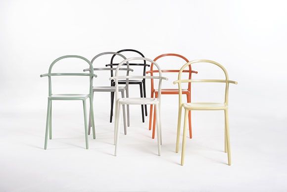 2万円台で手に入る！？ スタルクの椅子をカルテルで。 | madameFIGARO
