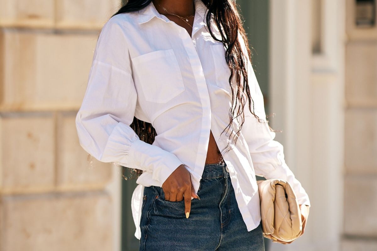 ユニクロの白シャツ、一枚でどう着こなす？ パリジェンヌのリアルスタイルをチェック。